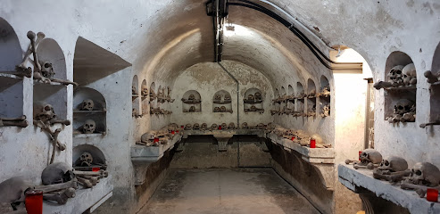 La cripta dei Sacconi Rossi e l'Isola Tiberina