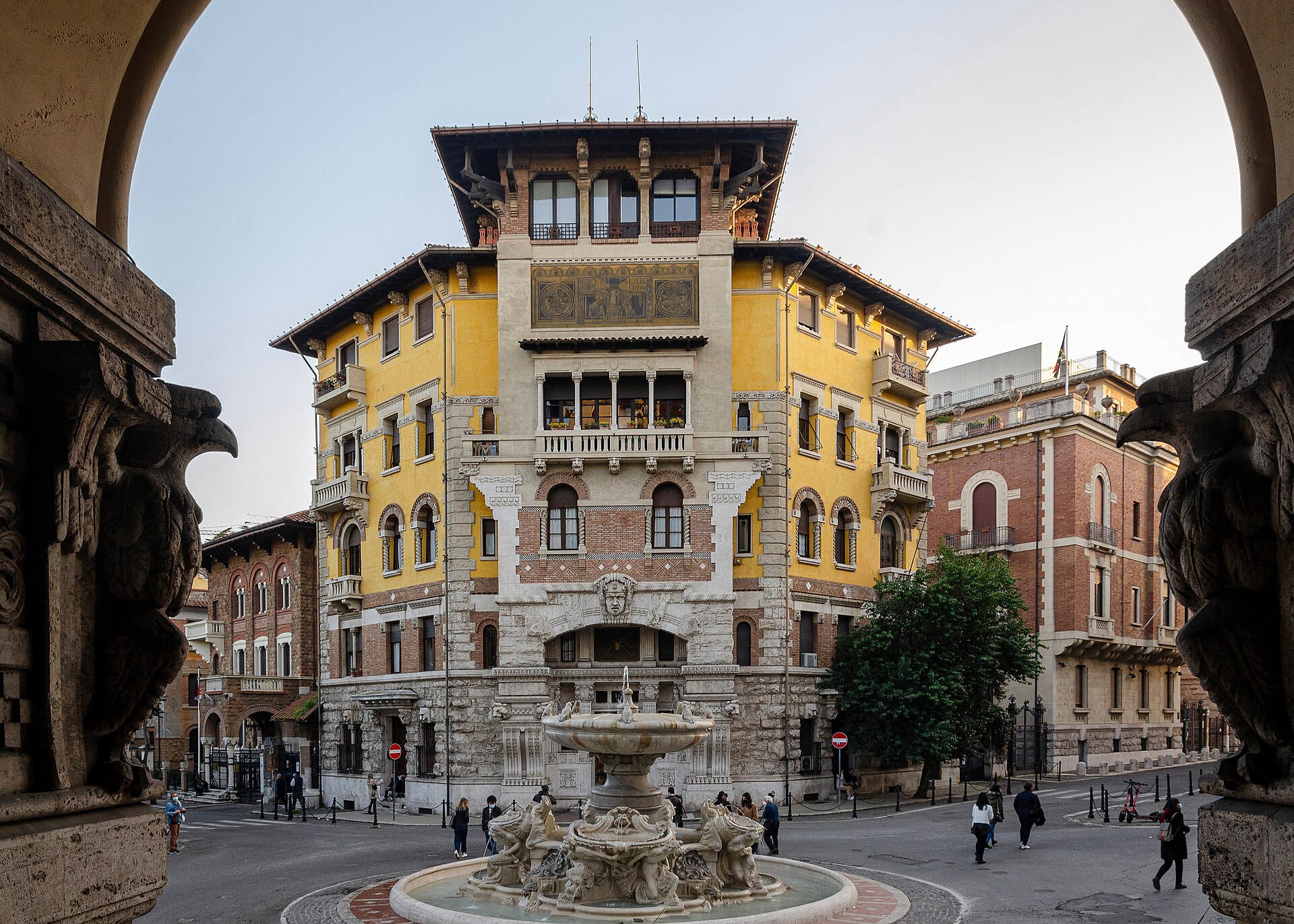 Passeggiata al quartiere Coppedè